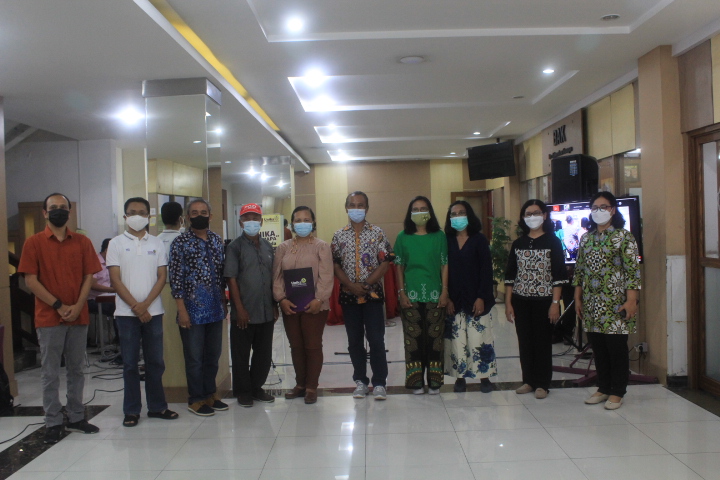 Unika Lepas Dua Dosen dan Dua Tendik yang Masuki Masa Purna Tugas