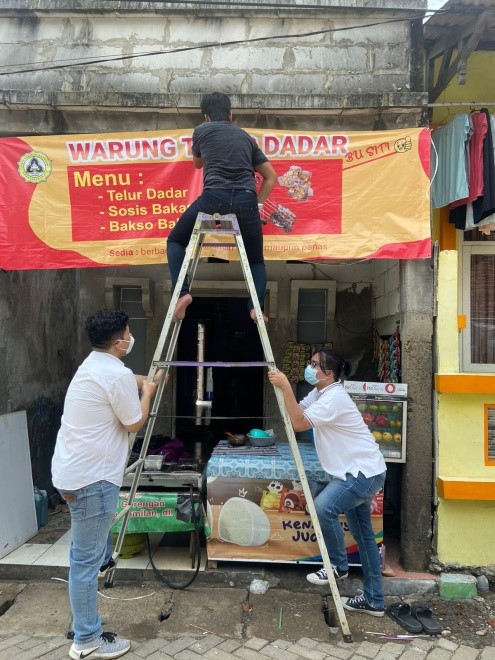 Gambar 3. Pemasangan Banner Identitas Usaha Sebagai Salah Satu Syarat Pendaftaran Ke Penyedia Jasa Online Marketing