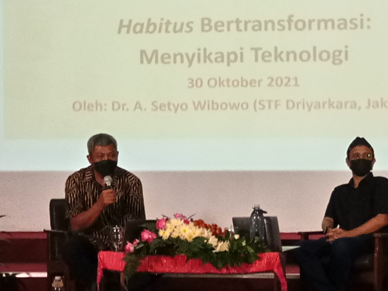 Soegijapranata Memorial Lecturer SML 2021; Bersikaplah Bijak Memanfaatkan Teknologi Soegijapranata Memorial Lecturer SML 2021; Bersikaplah Bijak Memanfaatkan Teknologi