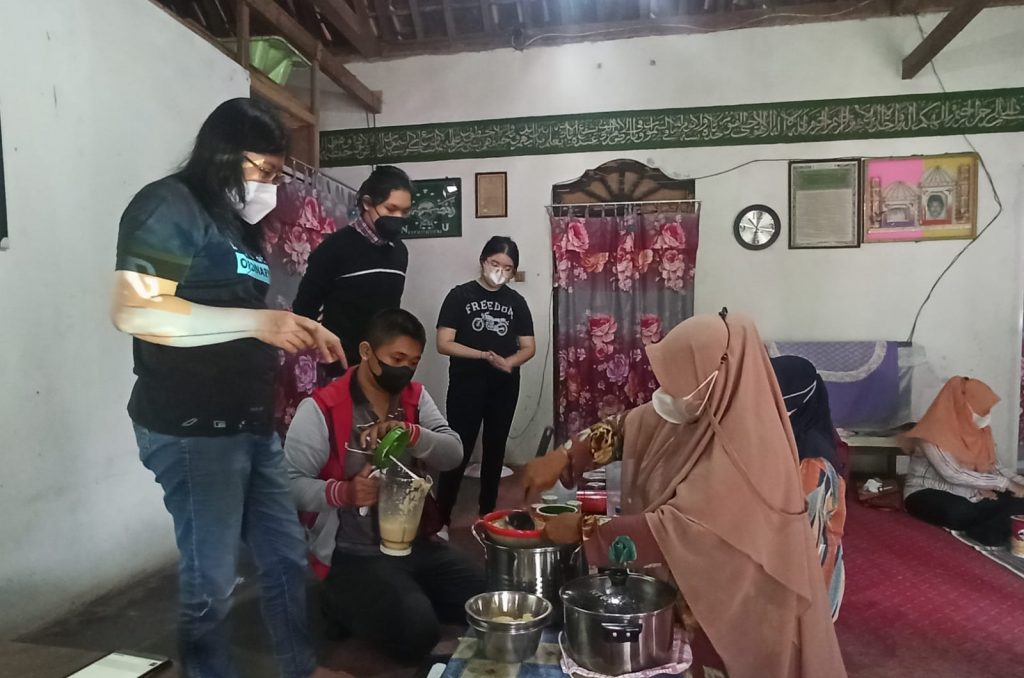 Tim Unika Latih Kelompok Tani Jatirejo Olah Jagung Jadi Susu dan Minuman Prebiotic