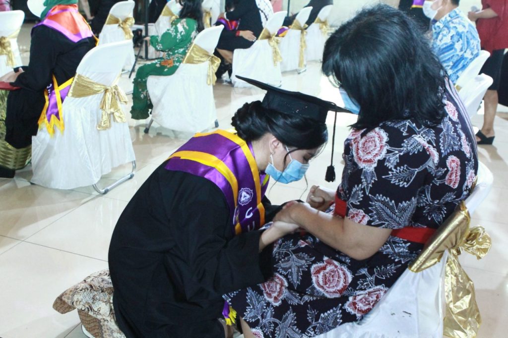 Suasana Bahagia dan Haru Warnai Wisuda Unika Periode IV 2021