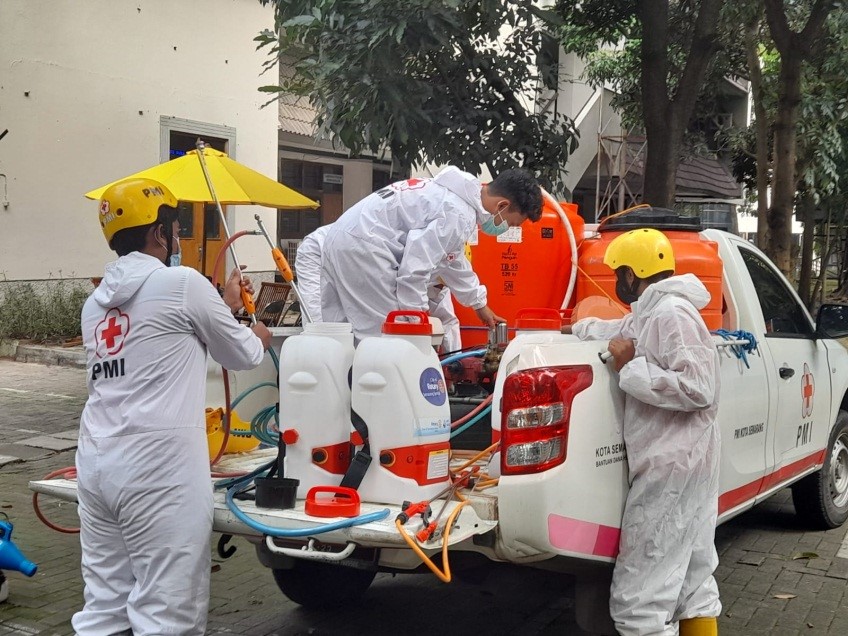 Penyemprotan Disinfektan oleh UKM KSR Unika Soegijapranata dan PMI Kota Semarang sebagai Upaya Mencegah Penyebaran Virus Covid-19