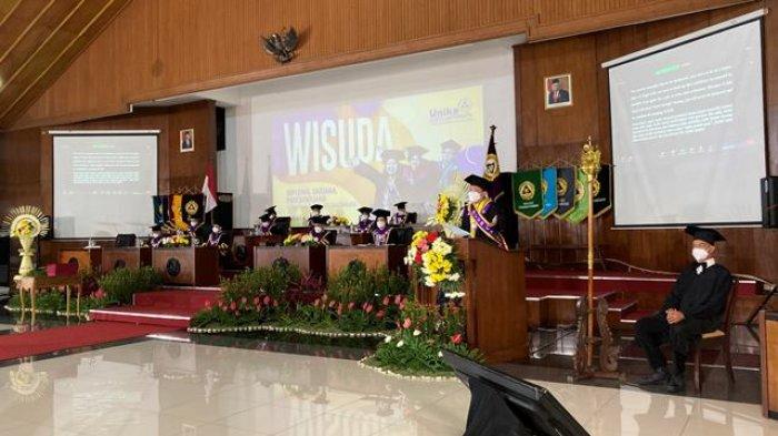 Wisuda periode 1 tahun 2022 Universitas Katolik (Unika) Soegijapranata Kota Semarang di Gedung Albertus Lantai 3 Kampus Unika Soegijapranata pada Sabtu (19/3/2022) siang