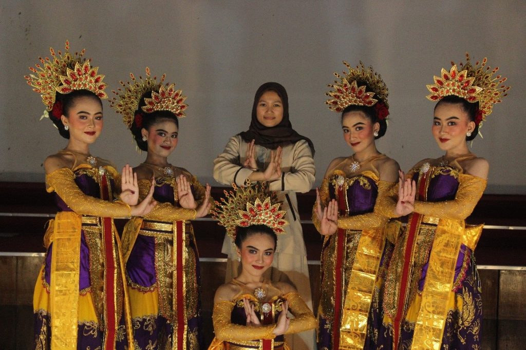 Mengorbankan Libur untuk Latihan, UKM Seni Kembangtaru Berhasil Membawa Tiga Penghargaan Sekaligus Mengorbankan Libur untuk Latihan, UKM Seni Kembangtaru Berhasil Membawa Tiga Penghargaan Sekaligus