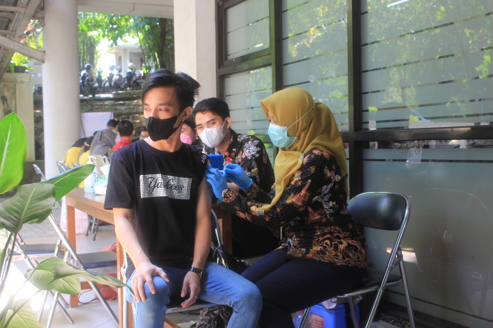 Vaksinasi Booster dan Posbindu PTM Gratis untuk Umum di Klinik Pratama Ibu Teresa, Unika Soegijapranata Semarang