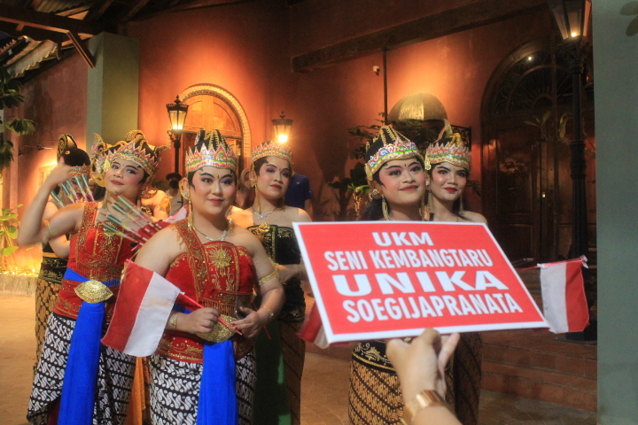 UKM Kembang Taru Unika Soegijapranata Turut Andil dalam Wayang On The Street, Festival Kota Lama Semarang