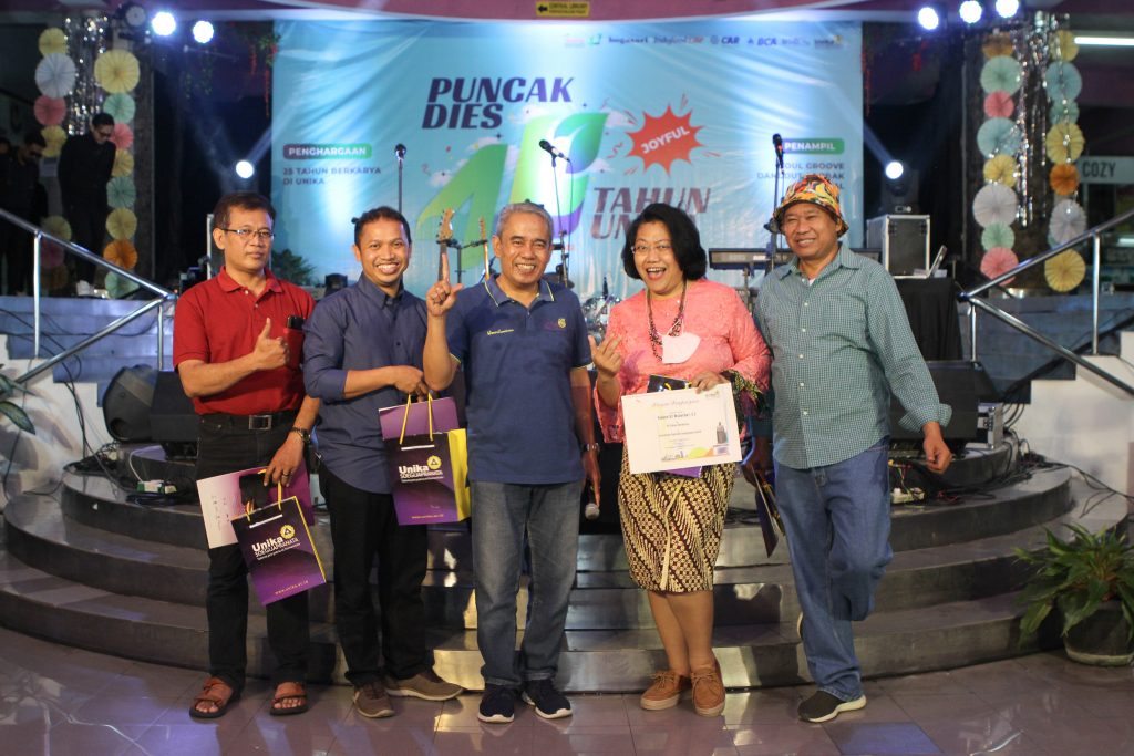 Unika Soegijapranata Memberikan Penghargaan 25 Tahun Kepada Seorang Dosen dan Tiga Orang Tendik.