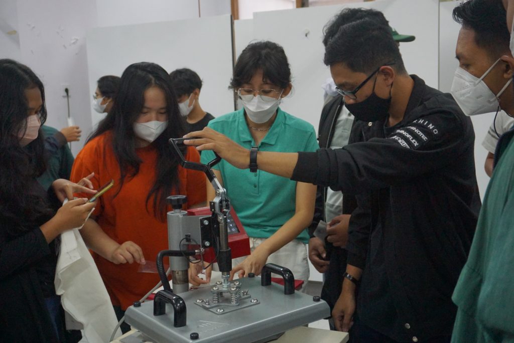 Mutakhir, DKV Unika Gelar Workshop Sablon Digital
