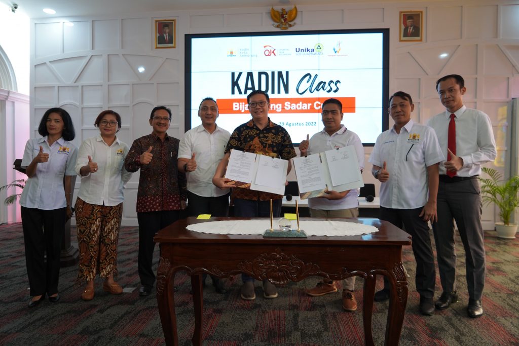 Unika Soegijapranata Tanda Tangani MoU bersama Komunitas Terampil Tangan dan Kadin Semarang Unika Soegijapranata Tanda Tangani MoU bersama Komunitas Terampil Tangan dan Kadin Semarang