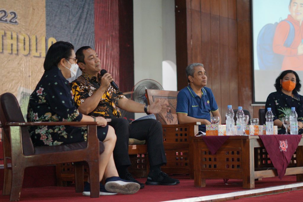 Hendrar Prihadi, Walikota Semarang Sekaligus Alumnus Menyapa Mahasiswa Baru Fakultas Ekonomi dan Bisnis Unika Soegijapranata