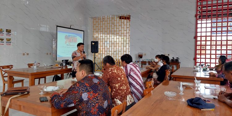 Tim Kedaireka Unika Soegijapranata Meningkatkan Penjualan Batik Lasem dengan Metaverse Tim Kedaireka Unika Soegijapranata Meningkatkan Penjualan Batik Lasem dengan Metaverse