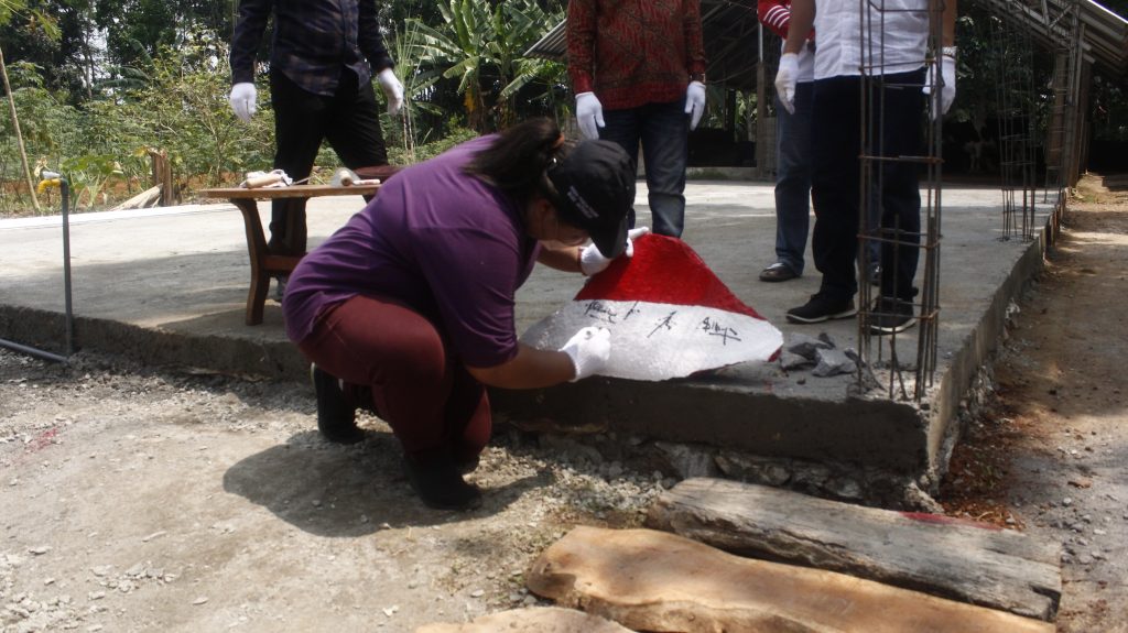 Tim Kedaireka Unika Lakukan Peletakan Batu Pertama dan Workshop Wisata Edukasi di Desa Jatirejo