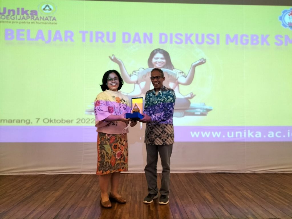 Belajar Tiru dan Diskusi MGBK SMA Yogyakarta dan Semarang di Unika Soegijapranata
