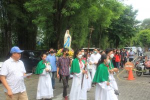Perarakan Patung Bunda Maria diikuti oleh civitas akademika