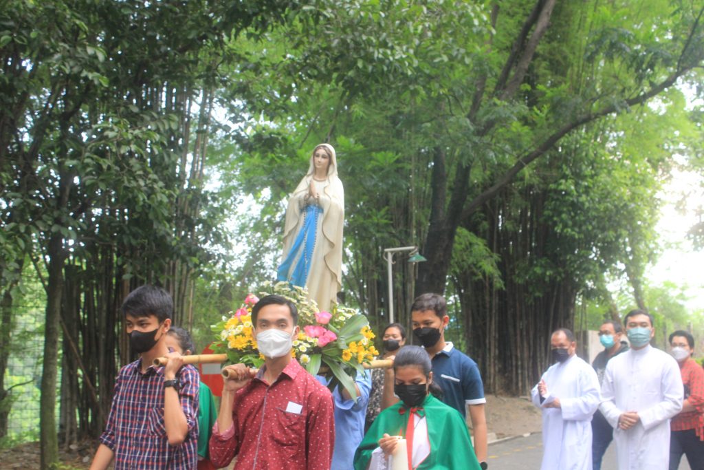 Perarakan Patung Bunda Maria Pada Penutupan Bulan Rosario di Kampus Unika Soegijapranata