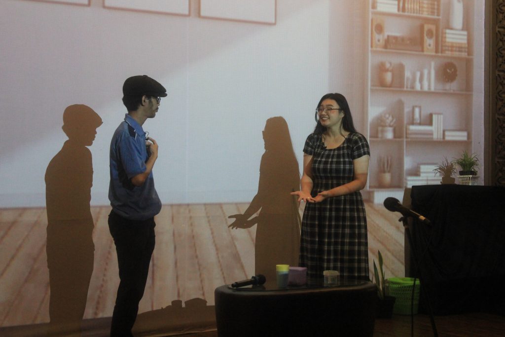 Mahasiswa FLA Unika Soegijapranata Pentas Drama “The Light Amongst The Darkness”