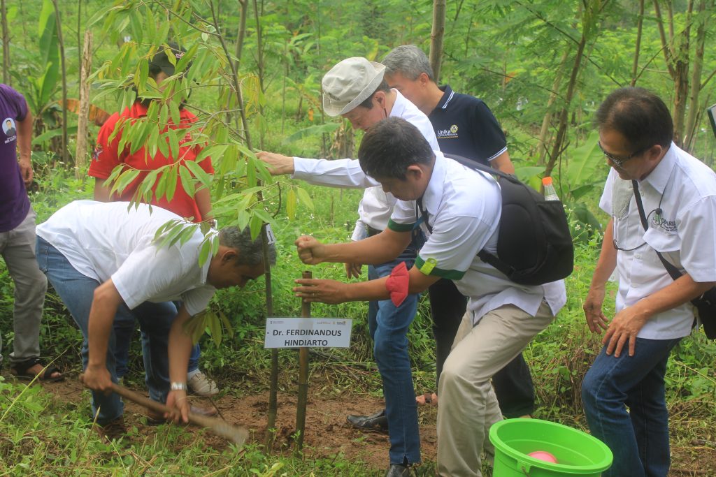 Mahasiswa SCU Peduli Lingkungan Bersama Djarum Foundation 