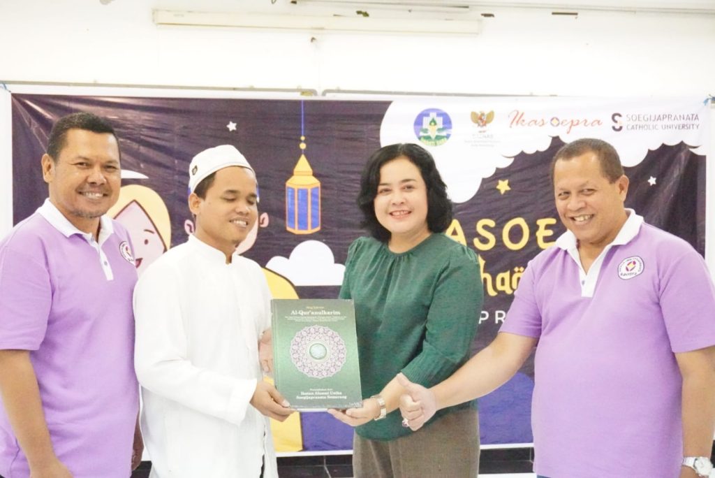 Ikut Rayakan Ramadhan, Ikatan Alumni SCU Berikan Al-Quran dan Buka Puasa Bersama Anak Yatim Ponpes Al Bisyri