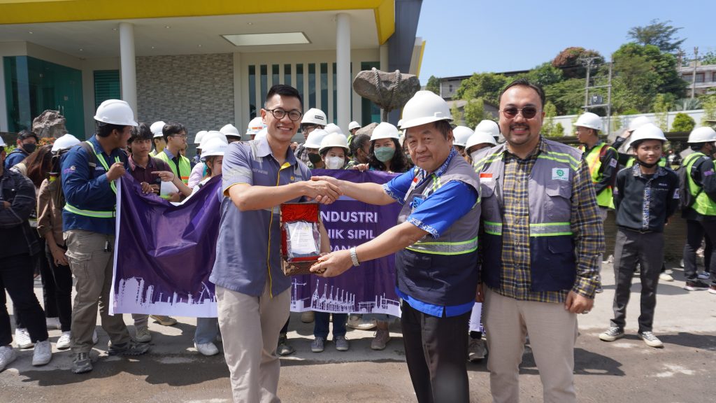 Menerapkan Pembelajaran di Luar Kampus, Teknik Sipil SCU Lakukan Kunjungan Industri di PT Jati Kencana Beton