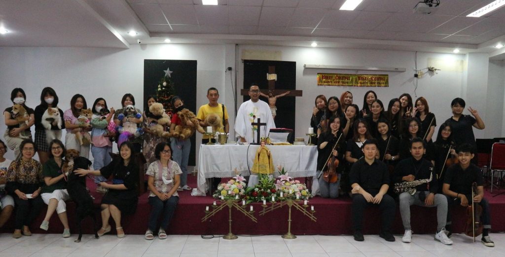 Bersama Gratia Voice, Soegijapranata Orchestra Iringi Misa Hewan di Gedung Shekinah
