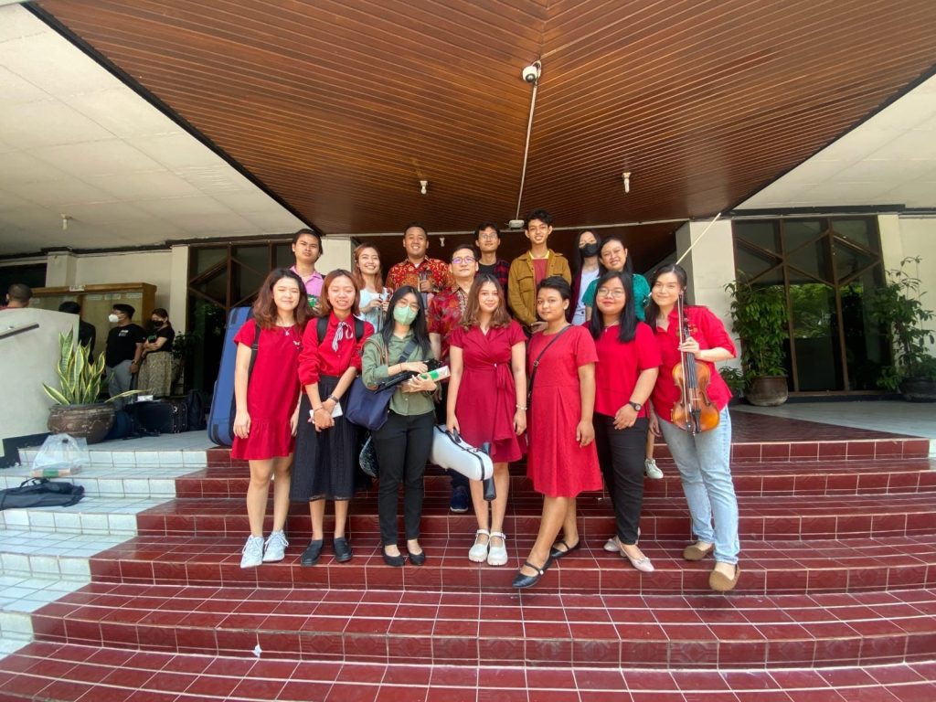 UKM Soegijapranata Orchestra Turut Iringi Misa Natal SCU