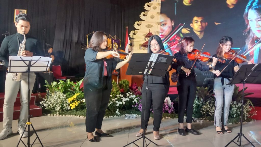 Soegijapranata Orchestra Lantunkan Lagu Iringi Para Lulusan SCU di Wisuda I 2023
