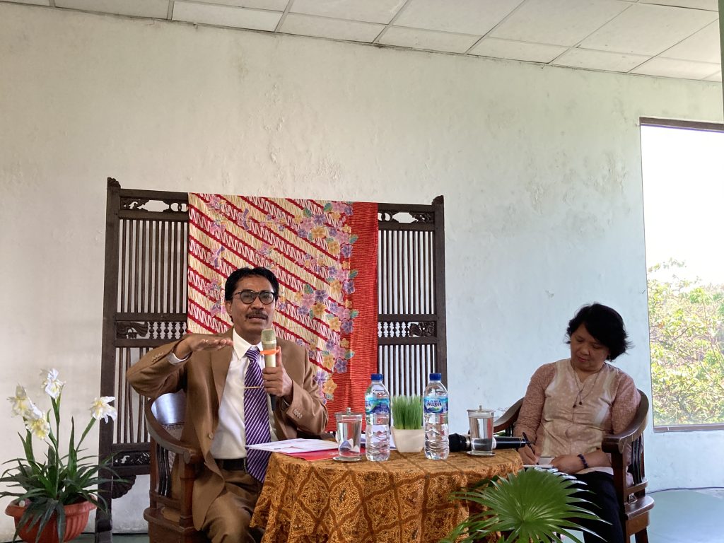 Diskusi Bersama Hakim Konstitusi, FHK SCU Jawab Isu Hukum Terkini