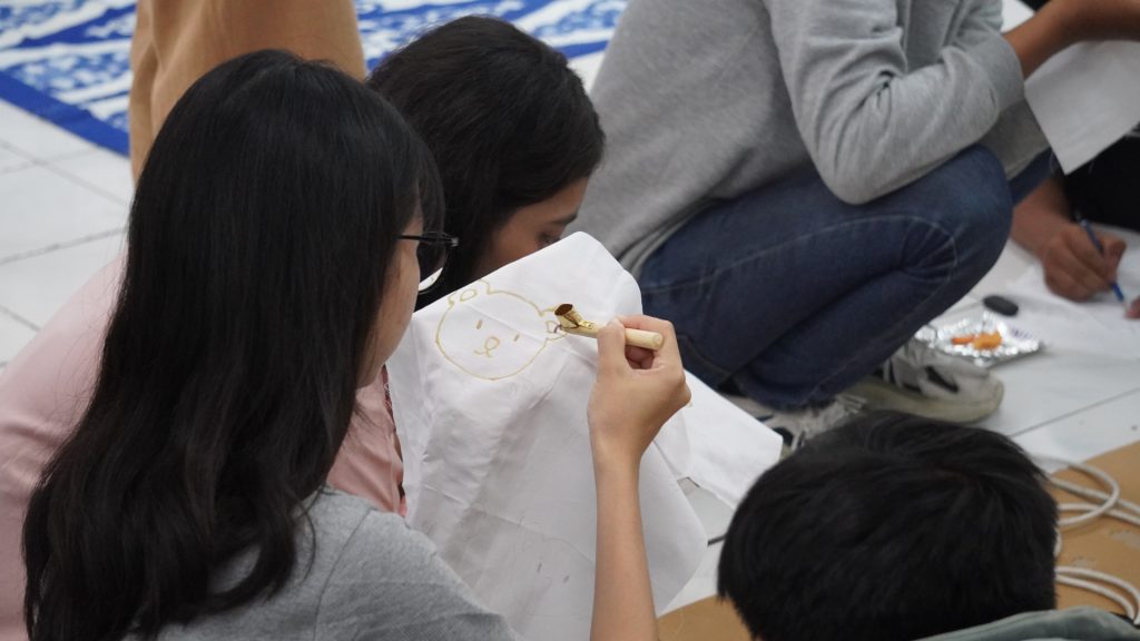 Mahasiswa Baru DKV SCU Belajar Desain Lewat Batik