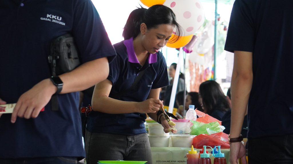Mahasiswa KKU – KKS SCU Pasarkan Produk UMKM Kota Semarang