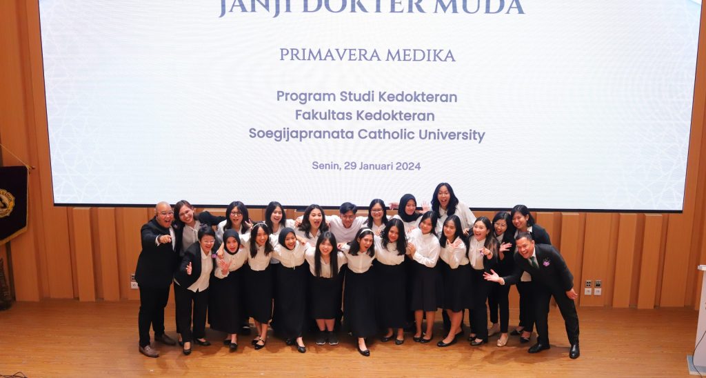 FK SCU Lepas Lulusannya, Cetak Calon Dokter yang Humanis