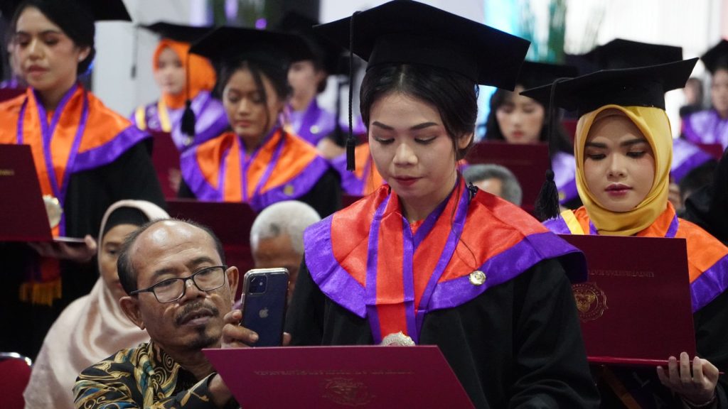 Rektor SCU Ajak Wisudawan di Kampus BSB Hidupi Semangat Sukacita