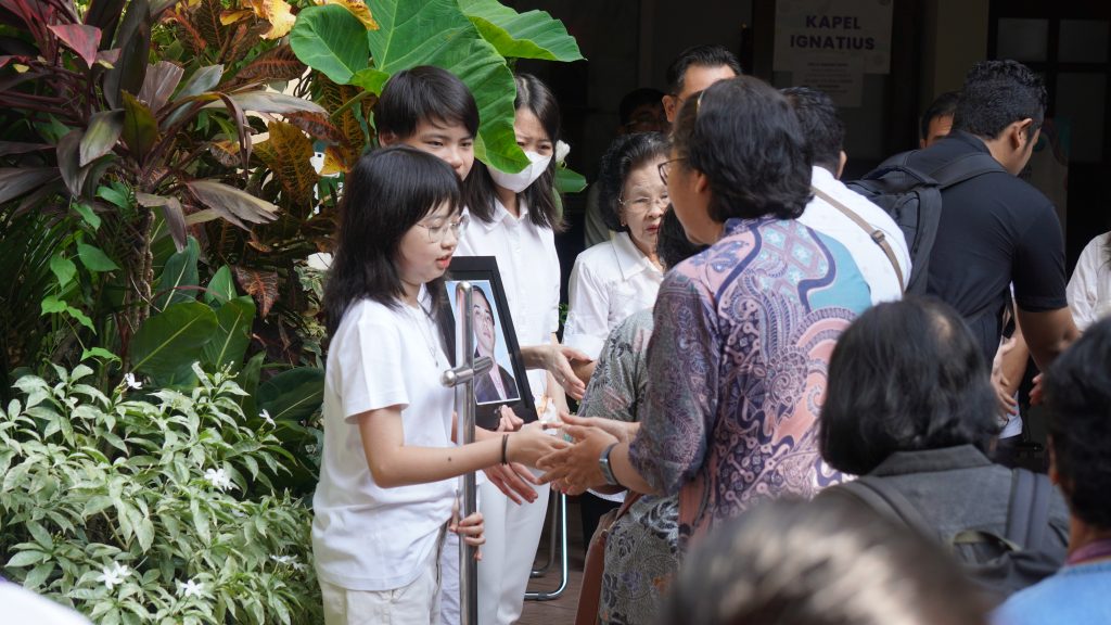 Segenap Sivitas Kampus Ungu Ikuti Upacara Terakhir Dosen FT SCU