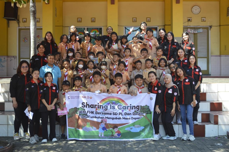 BEMF-HK SCU Ajak Siswa SD Lestarikan Lingkungan dengan Menanam Pohon BEMF-HK SCU Ajak Siswa SD Lestarikan Lingkungan dengan Menanam Pohon