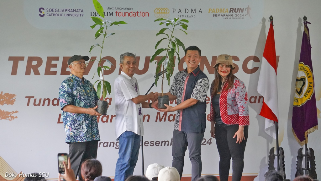 Aksi Nyata Pelestarian Lingkungan, 350 Mahasiswa SCU Tanam 150 Bibit Pohon