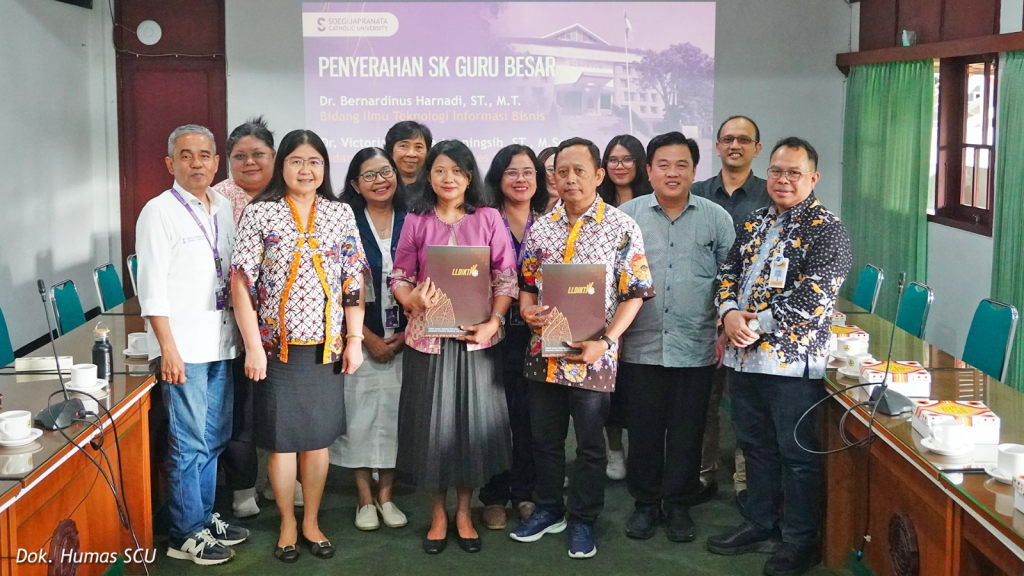 SCU Kembali Terima 2 SK Guru Besar, Wujud Kontribusi Dalam Dunia Pendidikan