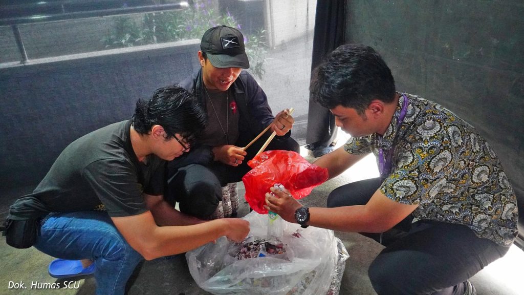 Wujudkan Kampus Ekologis, SCU Gelar Workshop Membuat Lilin dari Minyak Jelantah hingga Sabun Eco-Enzyme