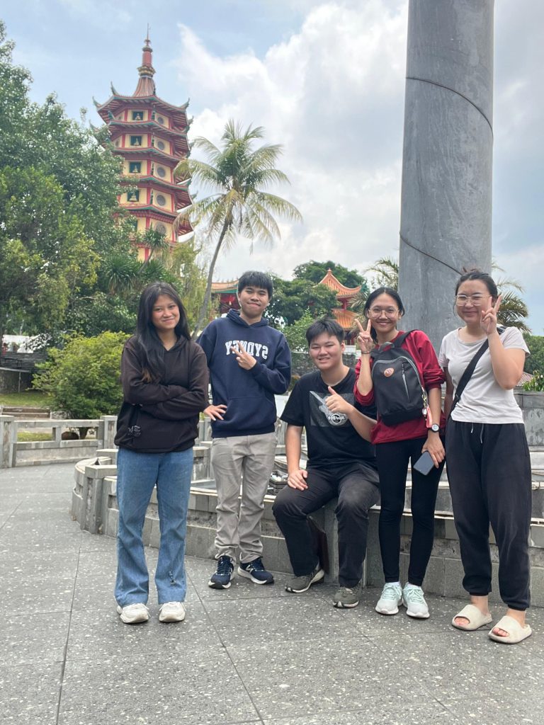 Mahasiswa Ilmu Komunikasi SCU Tingkatkan Kesadaran Wisata Religi Vihara Watugong Mahasiswa Ilmu Komunikasi SCU Tingkatkan Kesadaran Wisata Religi Vihara Watugong
