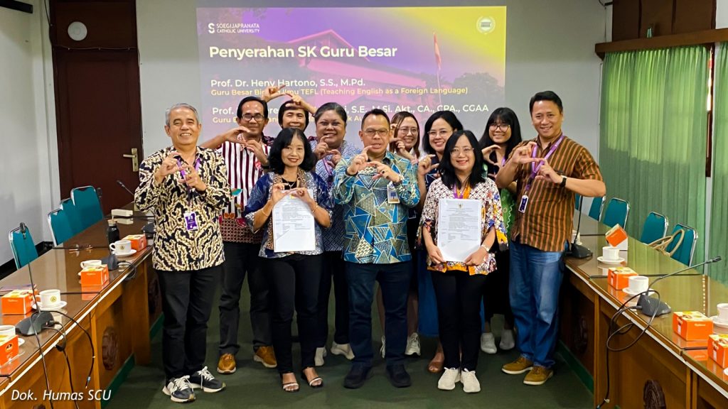 Terima 2 SK Guru Besar, Bentuk Pertanggung Jawaban SCU dalam Dunia Pendidikan