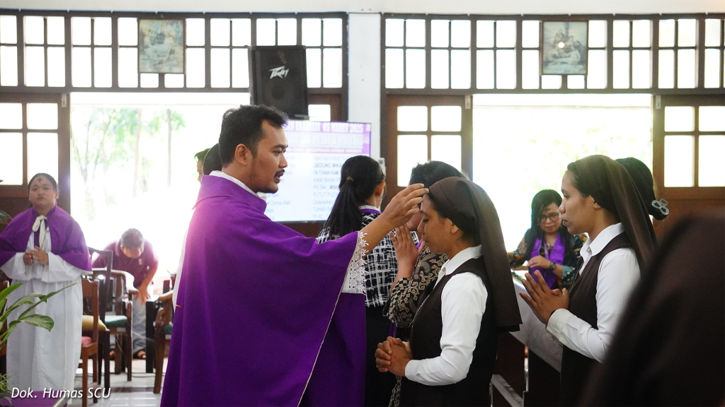 SCU Gelar Misa Rabu Abu, Romo Ajak Umat Hidupi Amalan Pra-Paskah SCU Gelar Misa Rabu Abu, Romo Ajak Umat Hidupi Amalan Pra-Paskah
