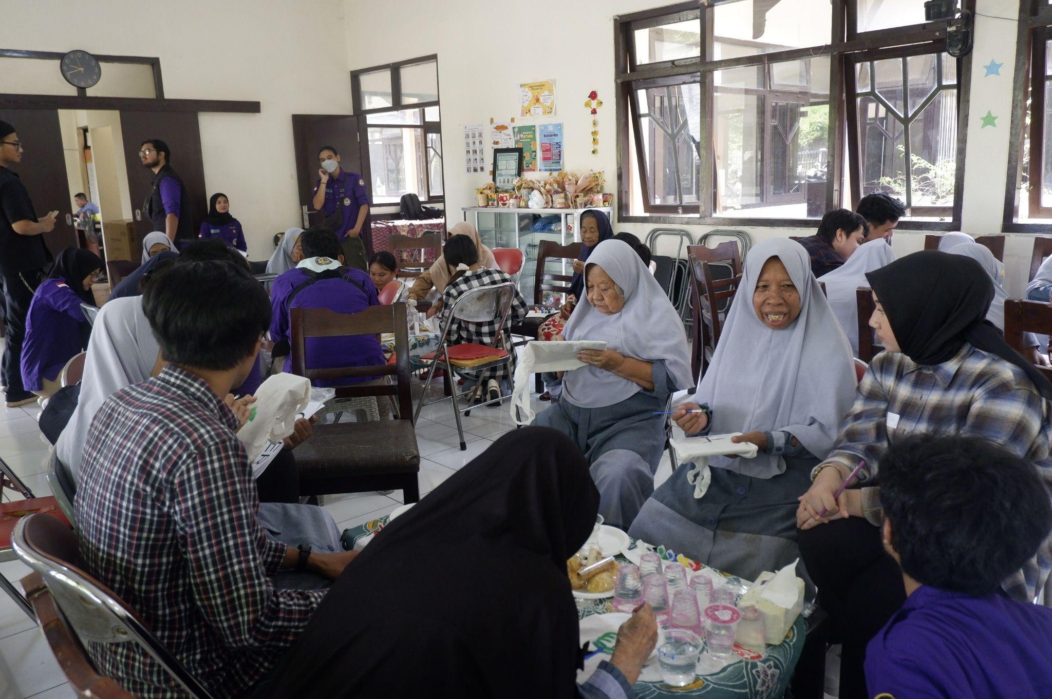 Mahasiswa FPsi SCU ‘Tebar Senyuman’ untuk Lansia di Panti Werdha