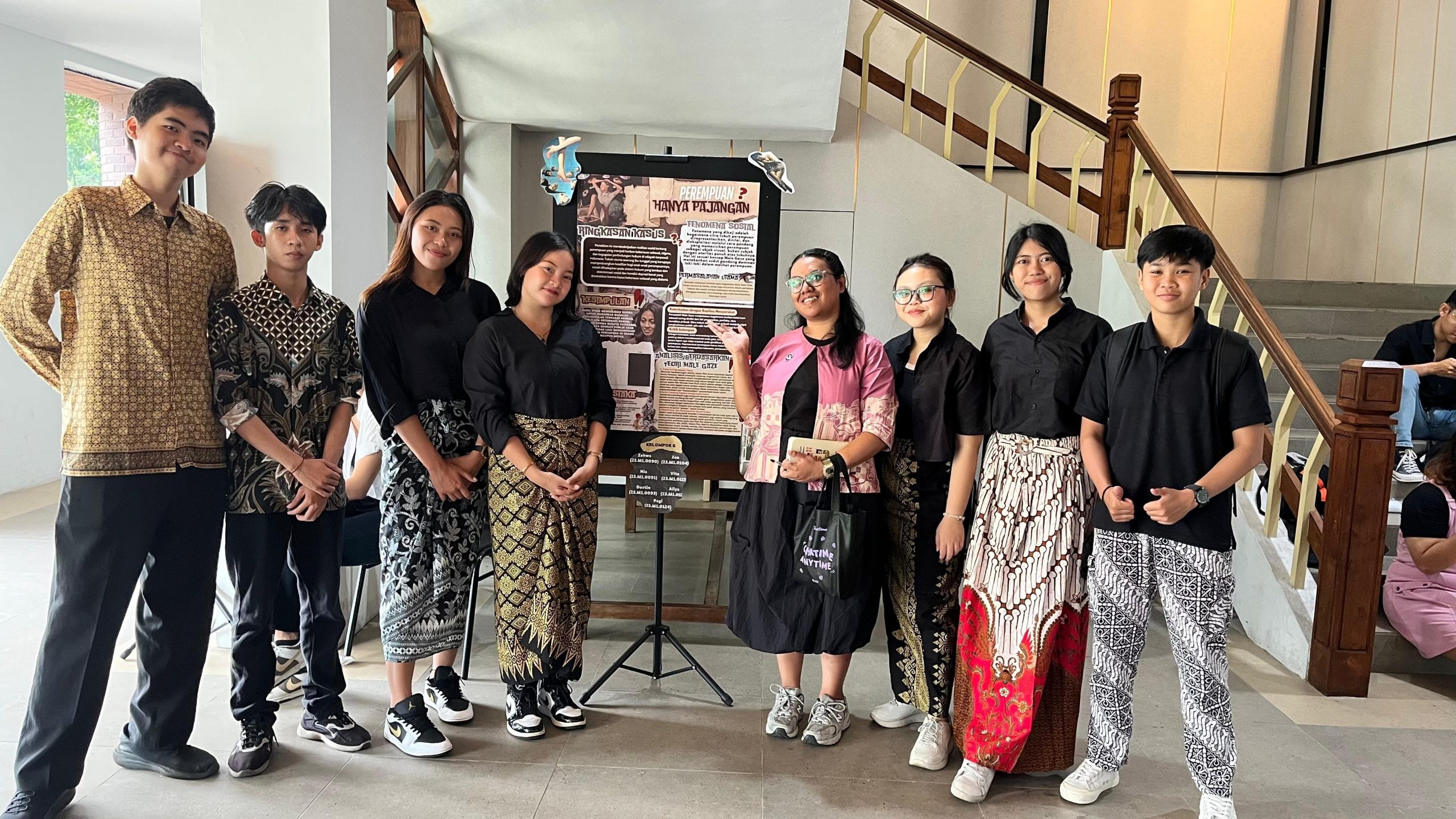 Mahasiswa Ilmu Komunikasi SCU Kemas Materi “Berat” Jadi Pameran Poster Ilmiah yang Menarik dan Interaktif