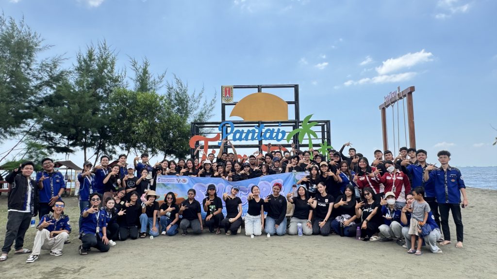 Melalui Kampanye Kecil, BEMU SCU Peduli Ekologi Pantai Tirang