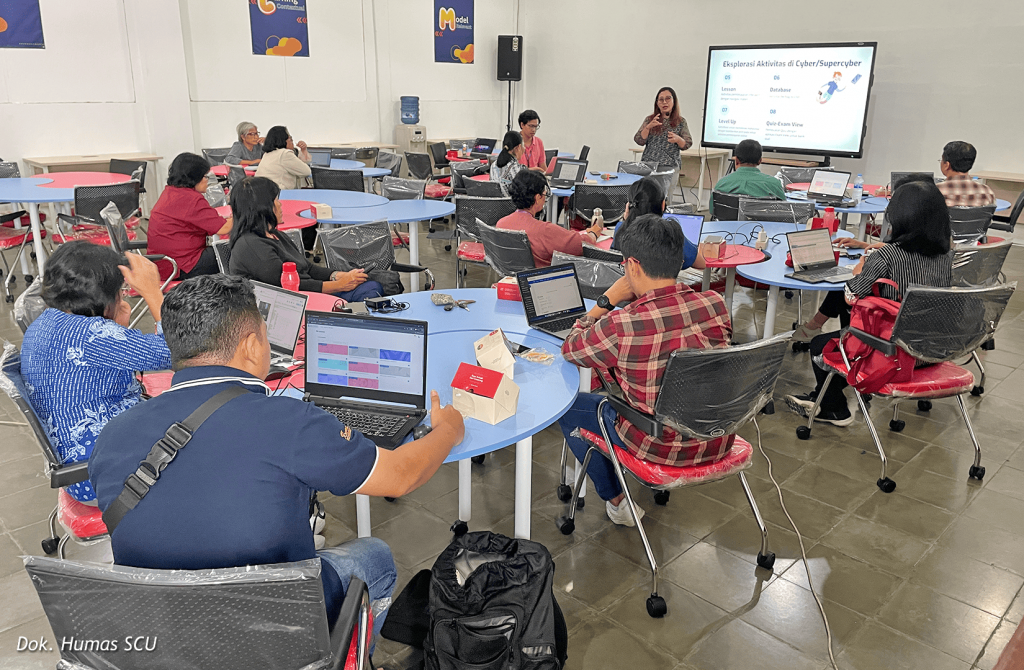 Dosen SCU Eksplorasi Fitur LMS untuk Pembelajaran yang Lebih Interaktif