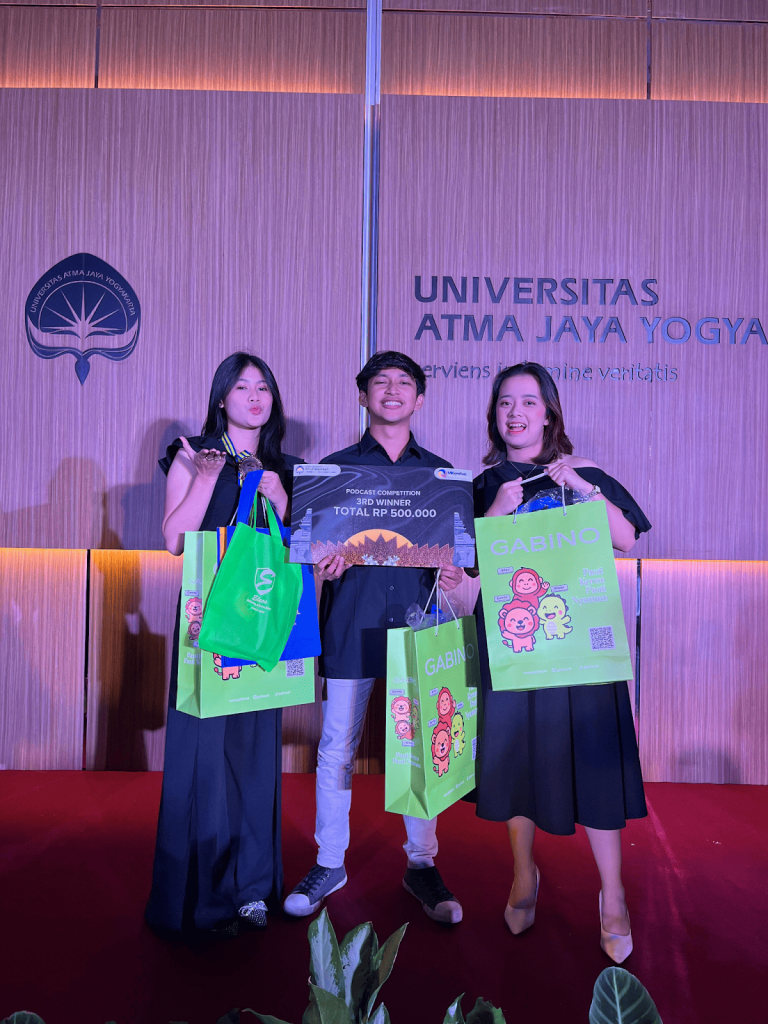 Soroti Konten Youtube Kids untuk Edukasi Anak, Tim Mahasiswa FHK SCU Juarai Kompetisi Podcast Nasional