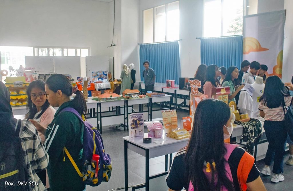 Lebih dari 50 Karya Capaian Pembelajaran Mahasiswa DKV SCU Ditampilkan dalam Pameran Aksarasa