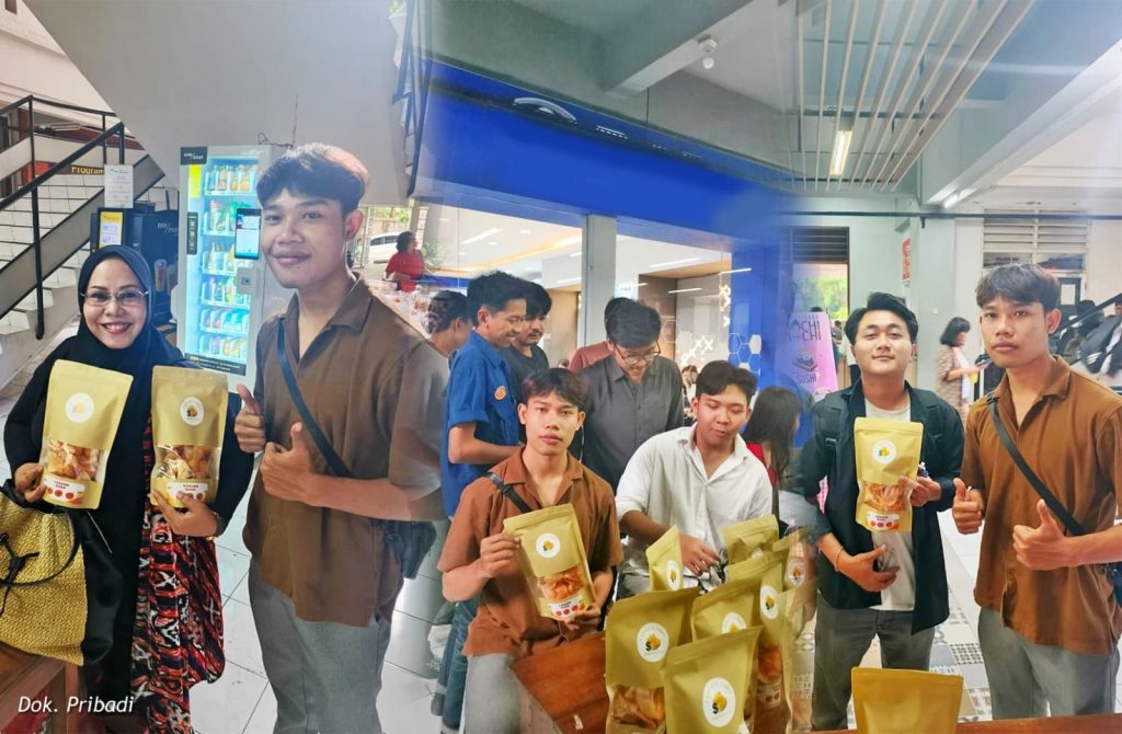 Mahasiswa Manajemen SCU Rintis Bisnis Keripik Singkong Rumahan, Berkembang Berkat Bimbingan dan Dukungan Program Studi