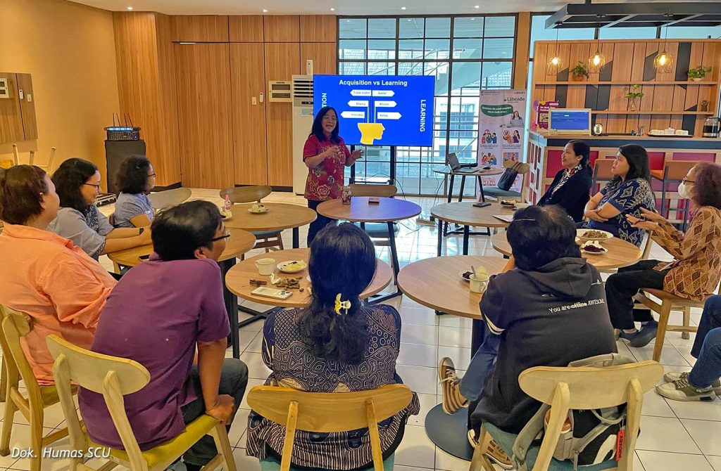 Talk and Brew Gelaran Perpustakaan SCU Soroti Terbatasnya Penggunaan Bahasa Inggris di Ruang Publik Indonesia 